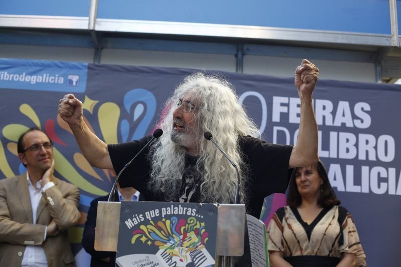 Yosi Domínguez gesticula durante el pregón de la Feria del Libro de la ciudad, ayer por la tarde en el Paseo (XESÚS FARIÑAS).