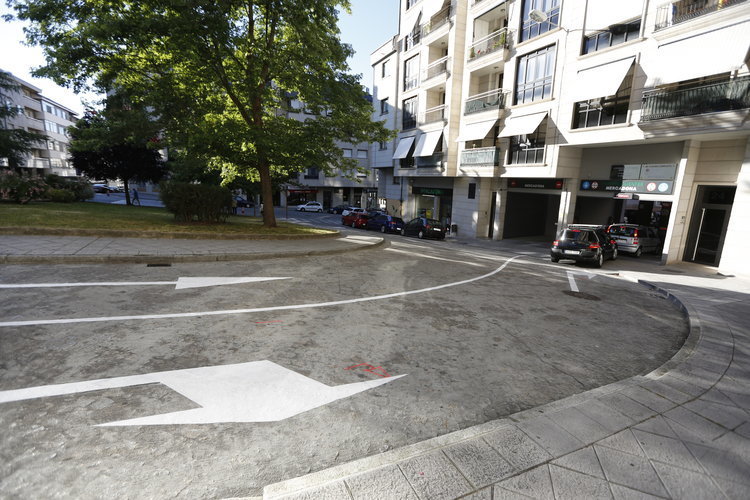 El Concello ha suprimido las plazas de aparcamiento en este tramo de calle para habilitar un carril exclusivo a Mercadona (XESÚS FARIÑAS).