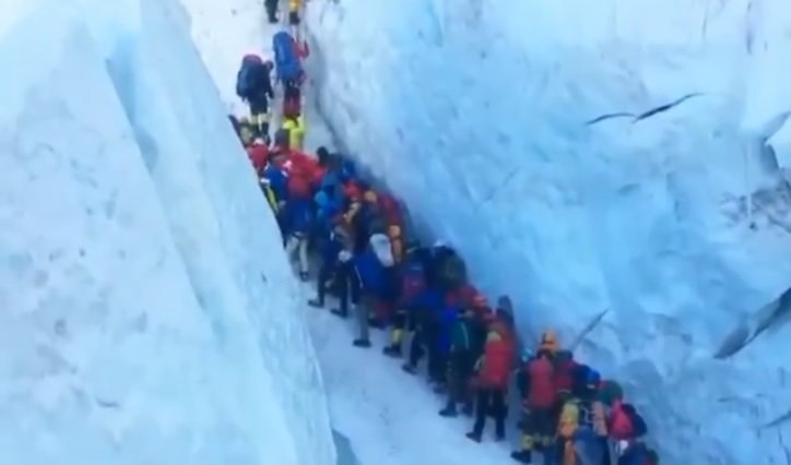 Largas colas para subir al Everest.