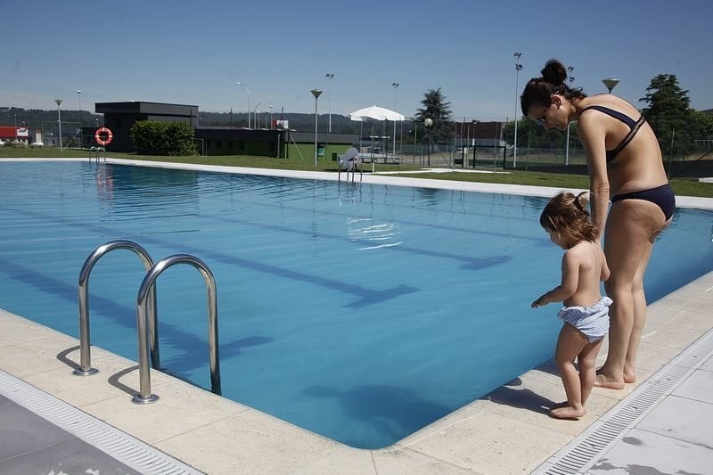 Una mujer y su hija estrenan la piscina de la Tecnópole (MIGUEL ÁNGEL).