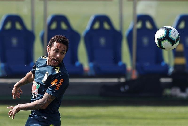 Neymar, en el entrenamiento con la selección brasileña.