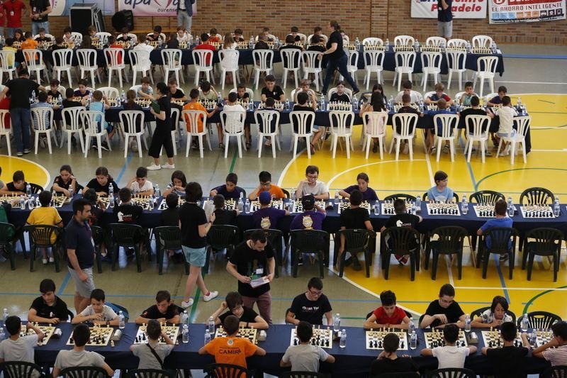 El polideportivo de Maristas, repleto de jóvenes ajedrecistas durante la Copa Galicia Escolar (XESÚS FARIÑAS).