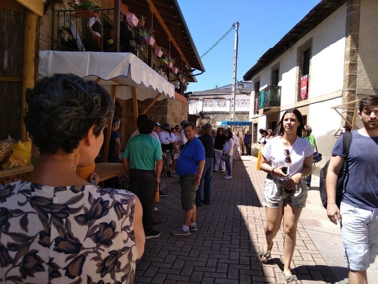 Puestos y visitantes en la calle principal de Petín, durante la mañana de ayer, en la Feria de 1812.