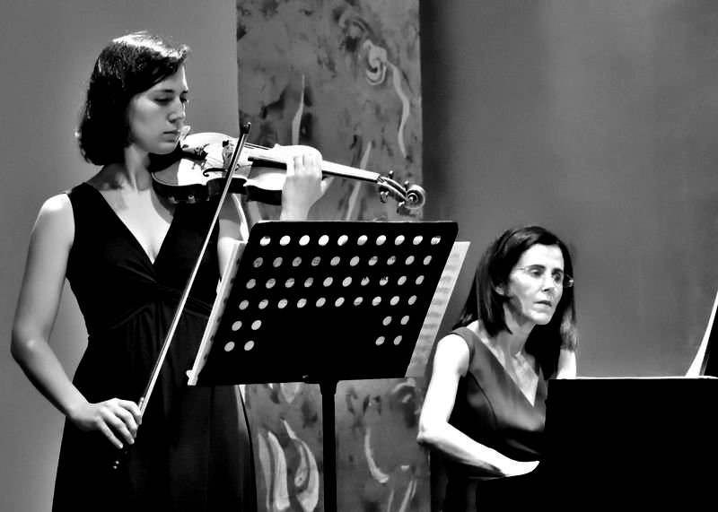 La violinista Blanca Fernández y la pianista María Luz Rivera.