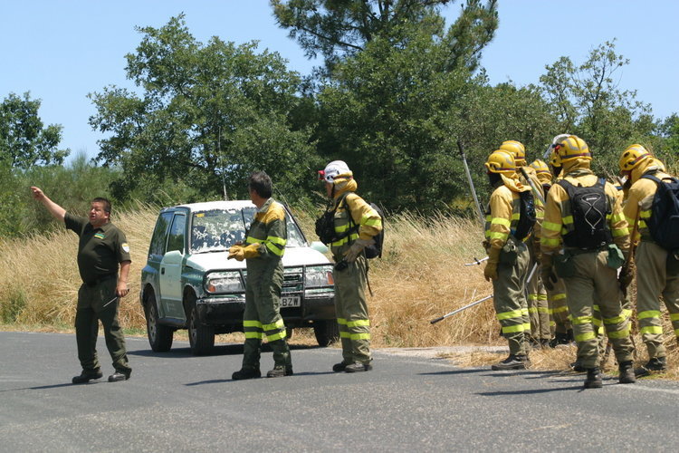 Brigadistas antincendios, antes de actuar en un incendio de San Cibrao das Viñas.