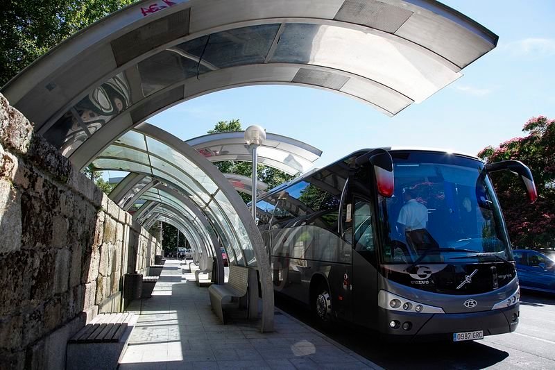 Un autobús estacionado en el intercambiador de la Alameda de Ourense.