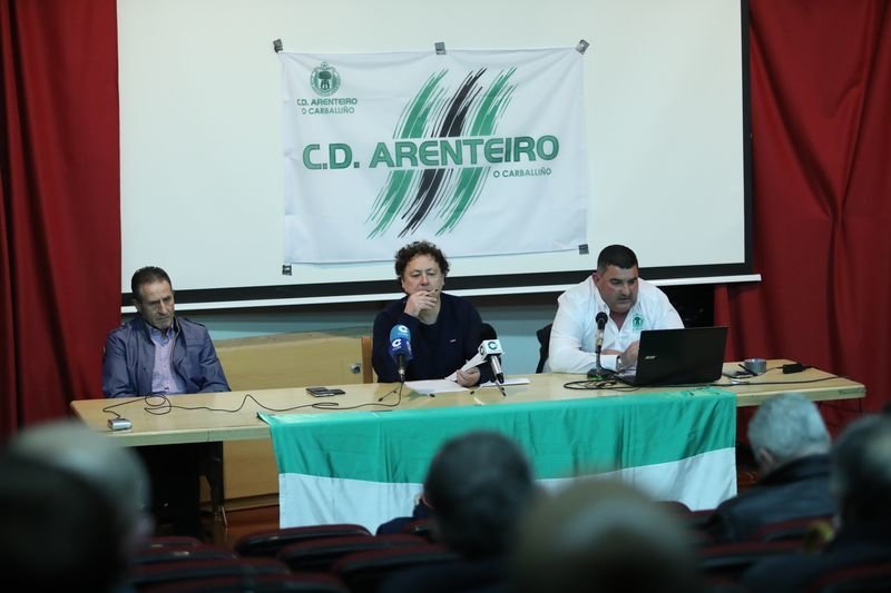 Paco Cachorro, Xan Pinal y Manolo Sotelo, durante la asamblea de socios en O Carballiño.