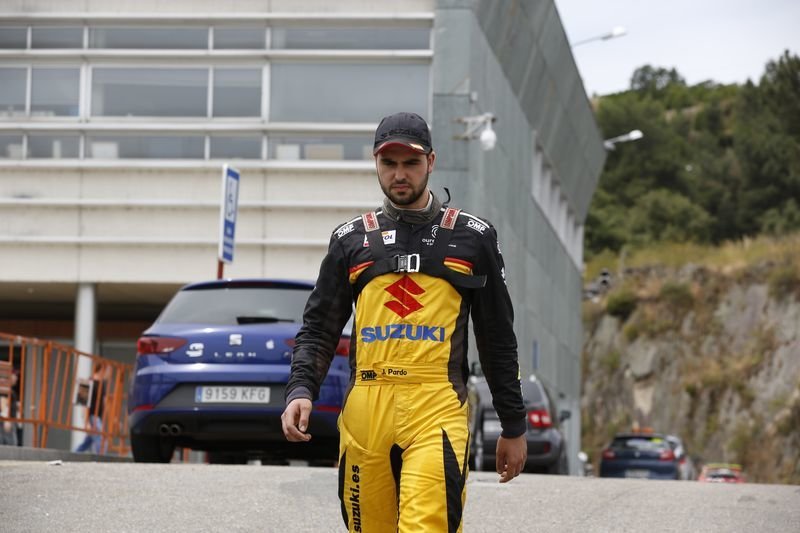 El piloto del equipo Suzuki Javier Pardo, en Expourense, durante la segunda jornada del Rally de Ourense (XESÚS FARIÑAS).