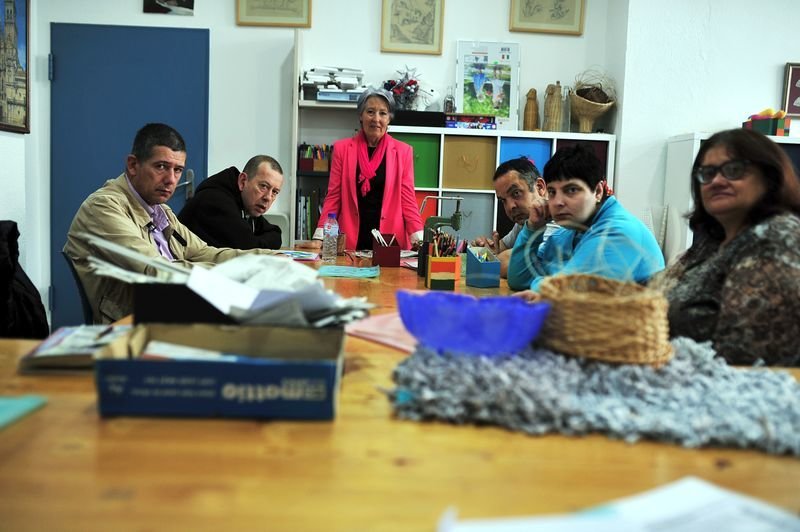 Un grupo de usuarios en un taller de manualidades, acompañados por la presidenta de la asociación, María Ángeles Fernández, este martes (JOSÉ PAZ).