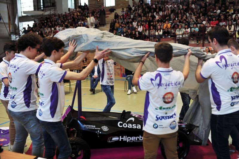 Los miembros de Inergética ourensana muestran el Iner-2, el prototipo para el Hiperbaric Challenge de Burgos (JOSÉ PAZ).