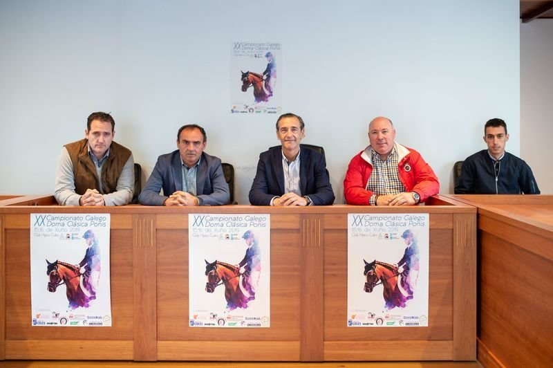 Manuel Pérez, Manuel Rodríguez, Federico Pérez Lago, Emilio Iglesias y Rubén Batán, ayer en el Concello de Coles, en la presentación oficial (ÓSCAR PINAL).