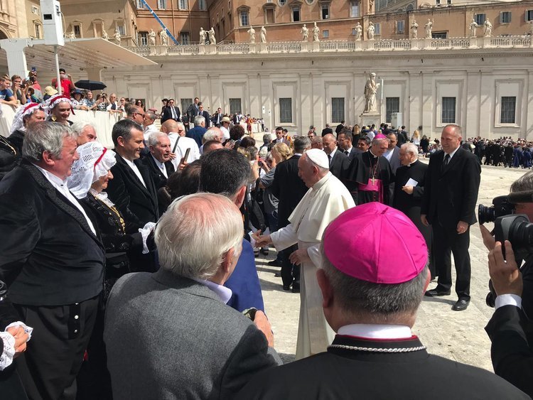 El papa Francisco saluda a los miembros de la Coral en la Plaza de San Pedro.