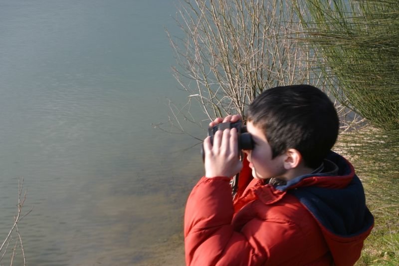 Un estudiante observa con sus prismáticos una de las zonas recuperadas de la Lagoa (JOSÉ PAZ).