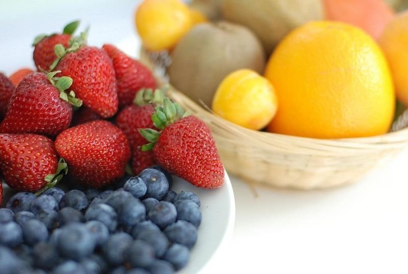 La fruta fresca aporta vitamina C, eficaz para paliar el deterioro visual.
