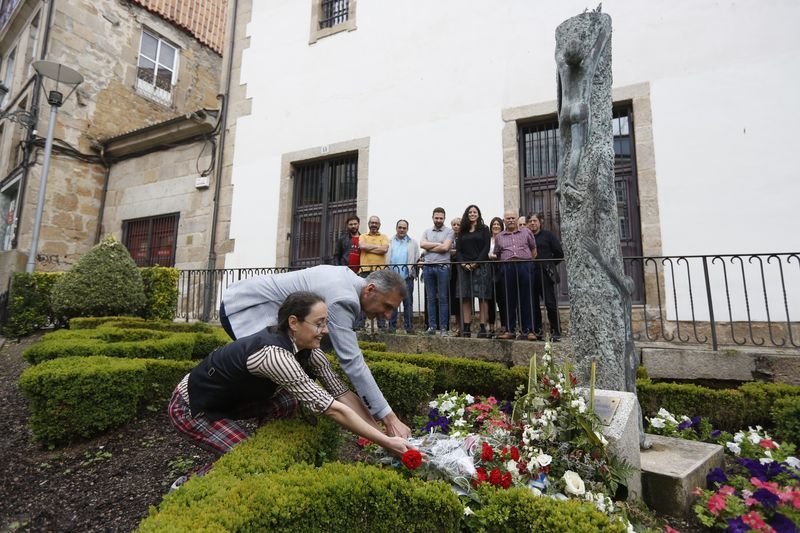 Rhut Reza y Luís Seara colocan la ofrenda floral a los pies de la escultura dedicada a Alexandre Bóveda (XESÚS FARIÑAS).