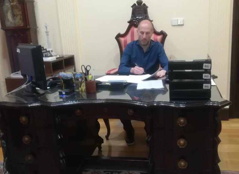 Gonzalo Pérez Jácome firma en su despacho la providencia del control horario.