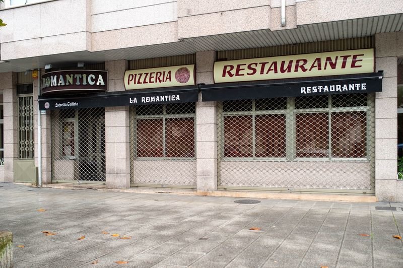 El negocio del hostelero en la calle Curros Enríquez, permanecía, como todos los martes, cerrado (ÓSCAR PINAL)
