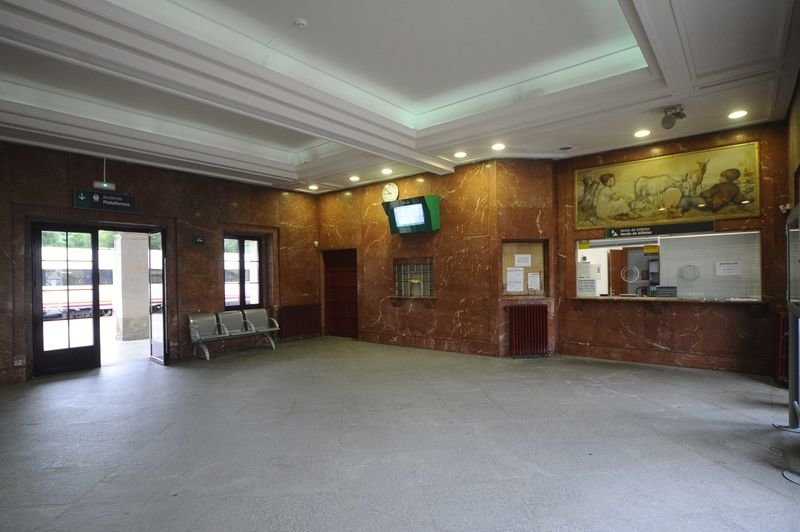 Interior de la estación de tren de O Carballiño, ayer por la tarde (MARTIÑO PINAL).