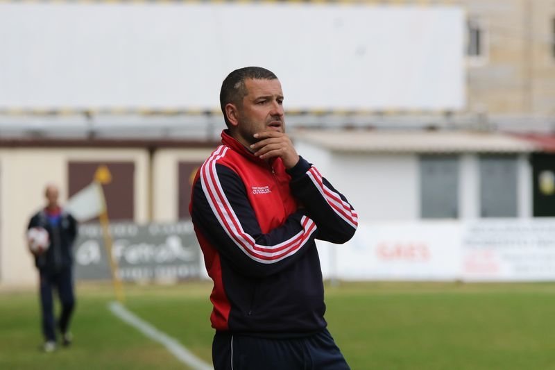 El entrenador de la UD Ourense, Fernando Currás, en O Couto (IVÁN DACAL).