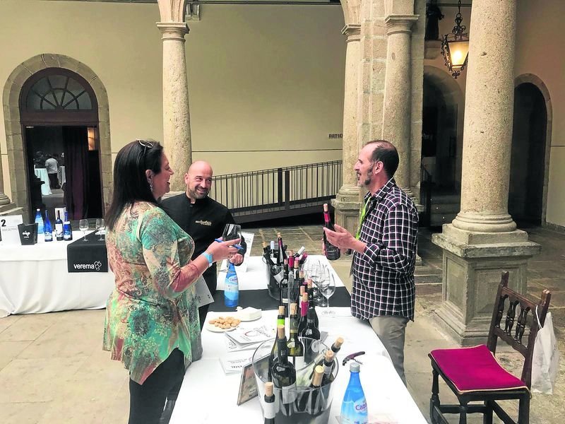 Exposición de diversos vinos de la DO Valdeorras en Santiago.
