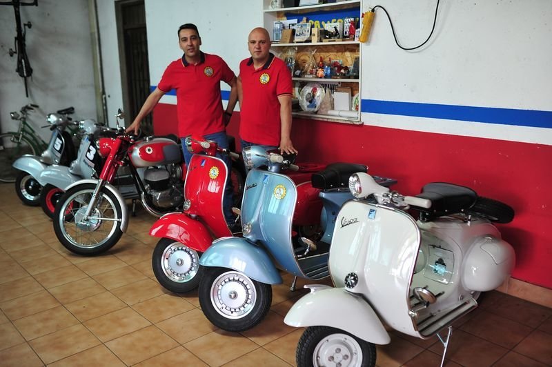 Los hermanos Miguel Ángel y José Luis Domínguez con parte de su colección de Vespas en su garaje de Verín (JOSÉ PAZ).