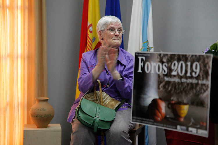 Luz Fandiño, emocionada, tras recibir o Freire Carril.