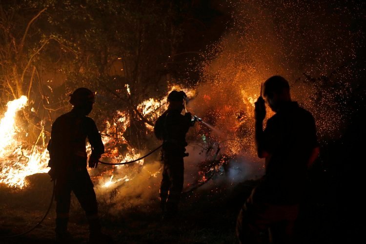 A Piuca. 15-10-17. Sucesos. Incendio forestal no concello de Maceda entre A Piuca e Saa. Na foto a aldea de Saa
Foto: Xesús Fariñas