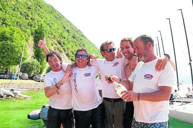 La tripulación del &#34;Abril Verde&#34; con Luis Pérez Canal a la cabeza, celebró el título por todo lo alto.