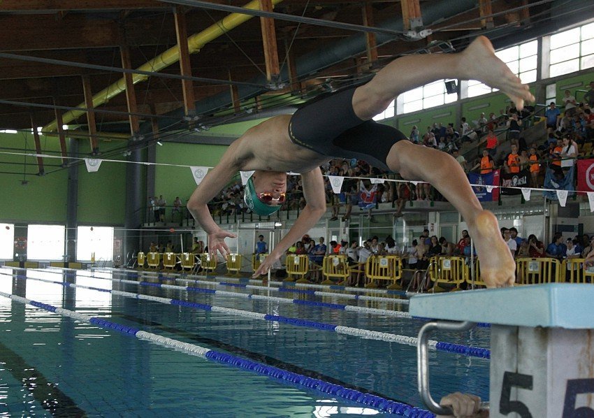 Uno de los nadadores salta a la piscina Rosario Dueñas en una de las pruebas masculinas del Autonómico Alevín de Verano (MIGUEL ÁNGEL).