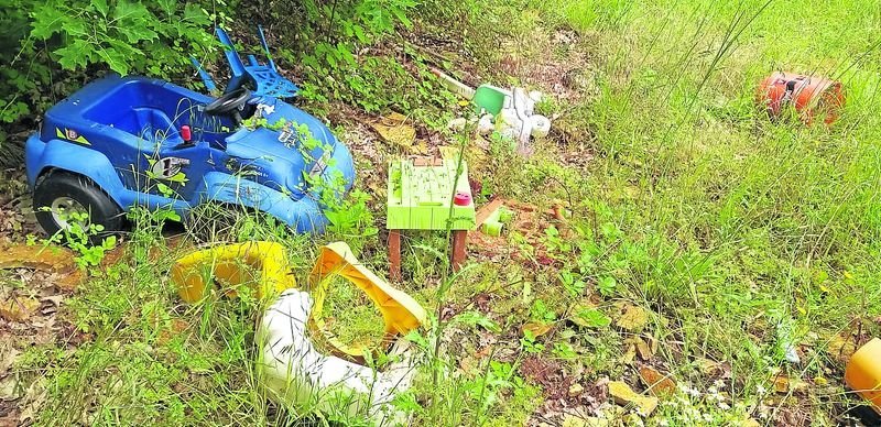La basura abunda en los entornos de las localidades de Partovia y Portoeguas.