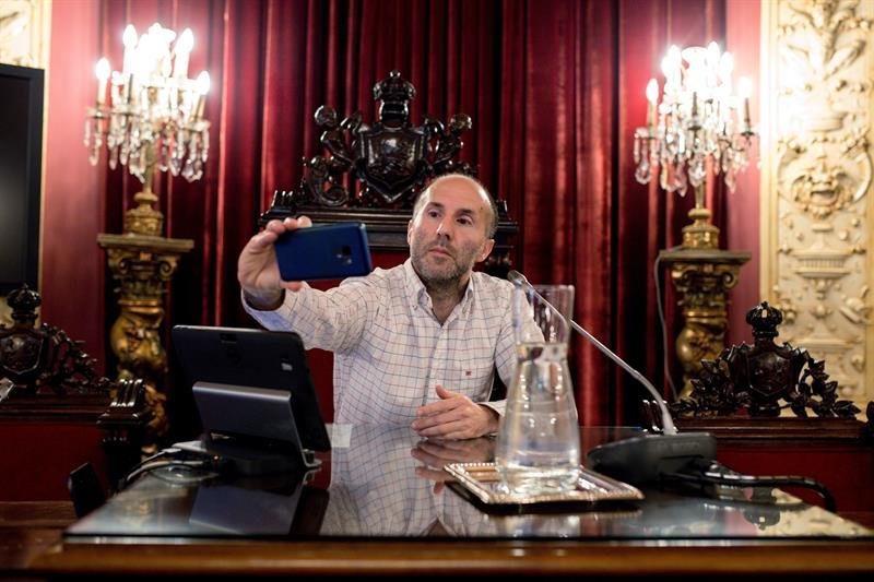 Pérez Jácome se hace un selfi en el salón de plenos del Concello en el primer pleno del mandato (BRAIS LORENZO).