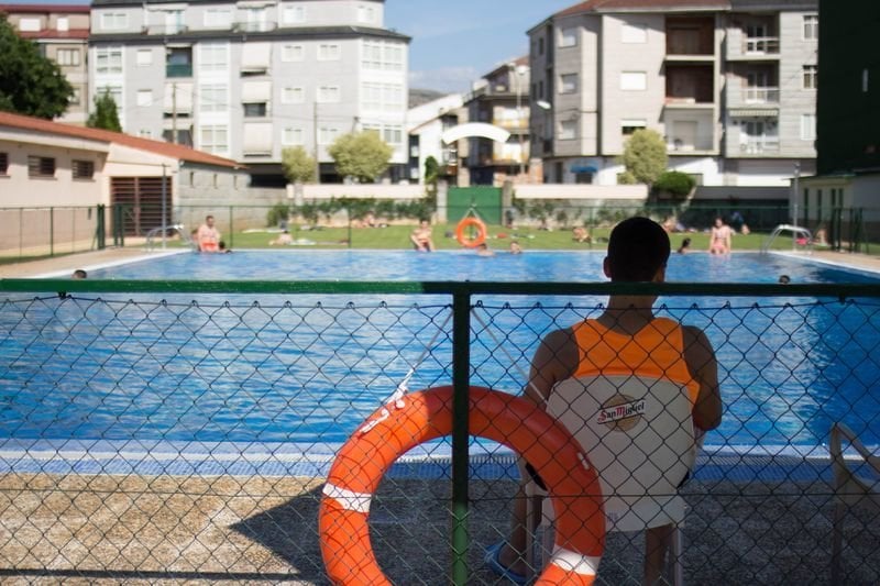 Un socorrista vigila la piscina municipal de Verín, el pasado verano.