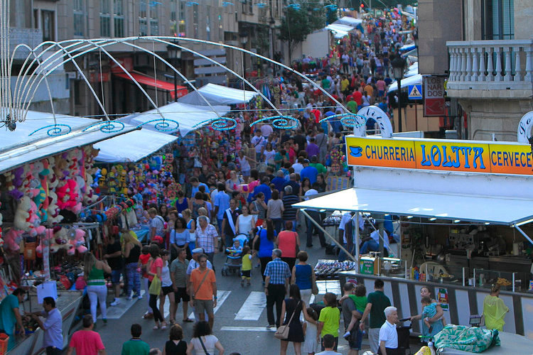 Las fiestas de A Ponte reúnen cada año a miles de vecinos. En la imagen, la avenida de As Caldas (MIGUEL ÁNGEL).