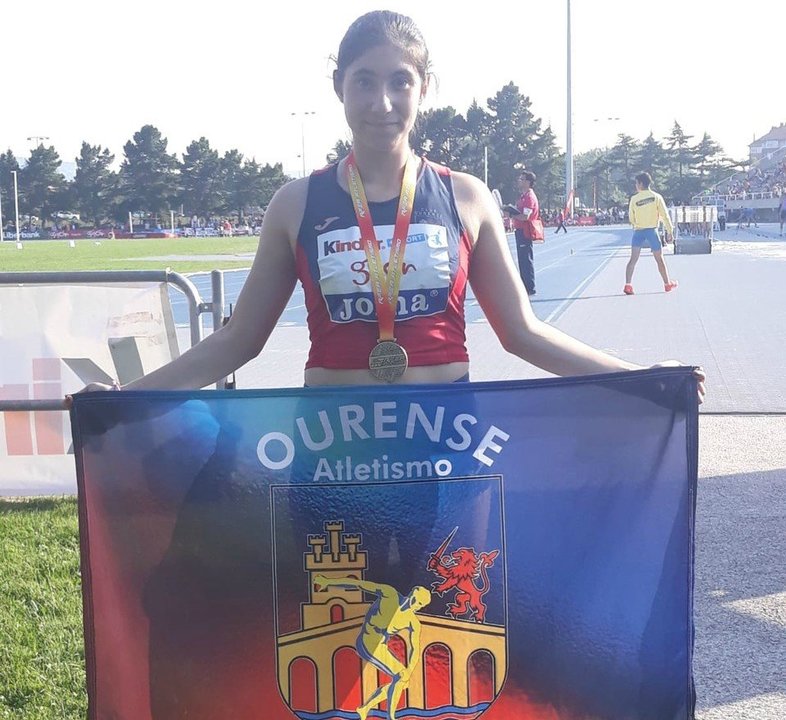 Blanca Pereira, son su medalla y la bandera del Ourense Atletismo.