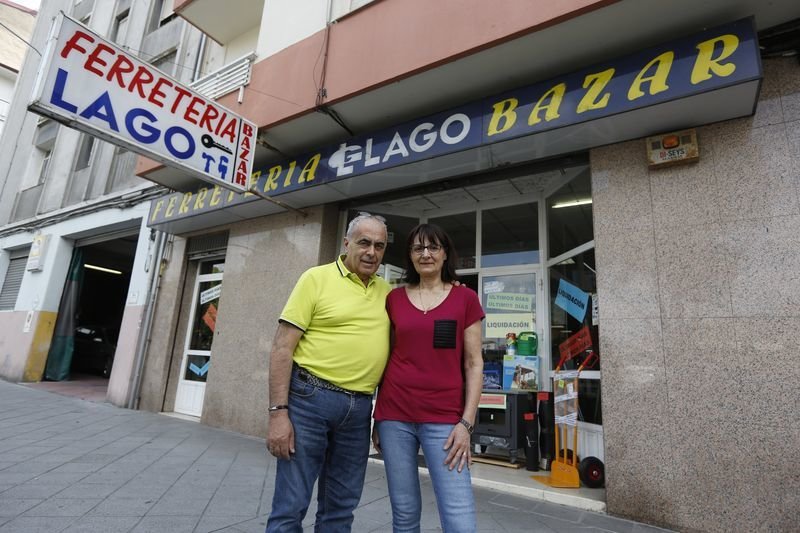 Jesús Lamelo y Teresa González posan a las puertas de su negocio, Ferreteria Bazar Lago (XESÚS FARIÑAS).