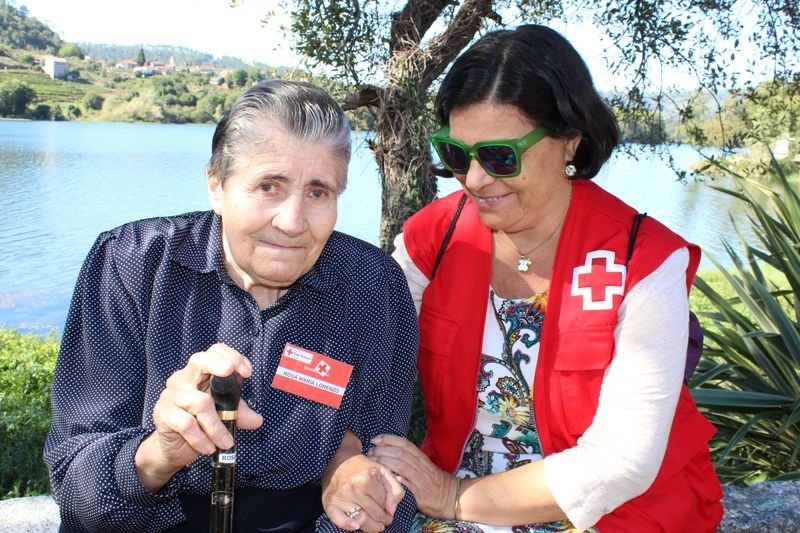Cruz Roja en Ourense cuenta con voluntarios que acompañan a los más mayores.