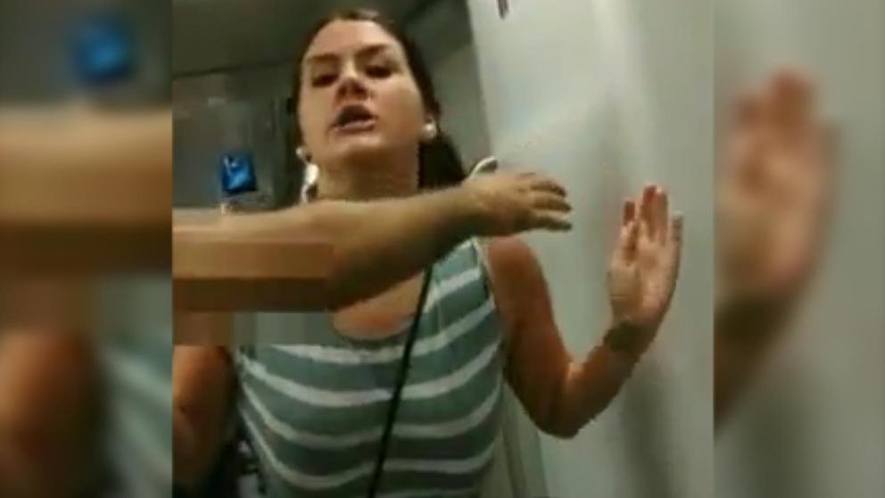 La mujer que insultó a una pareja en el Metro de Barcelona por darse un beso.