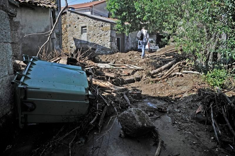 Un contenedor arrastrado en medio de los escombros en el centro de Infesta (MARTIÑO PINAL).