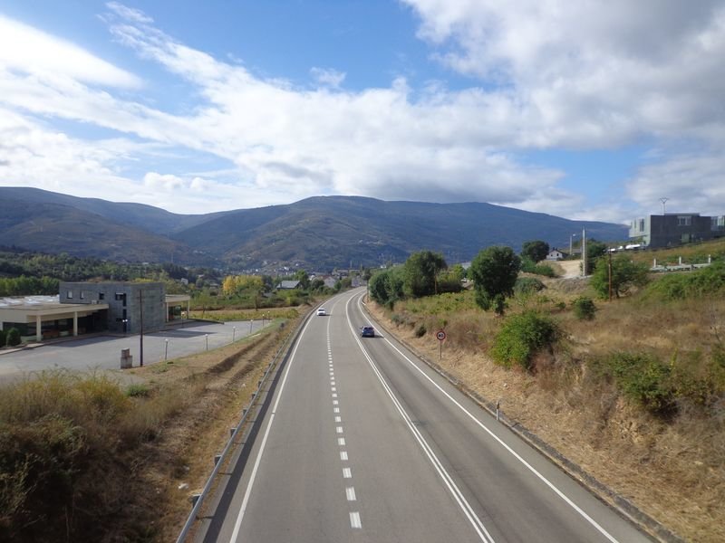 La carretera N-120 sigue siendo el principal acceso a Valdeorras.