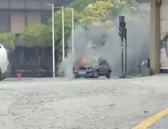 El coche incendiado en Ourense