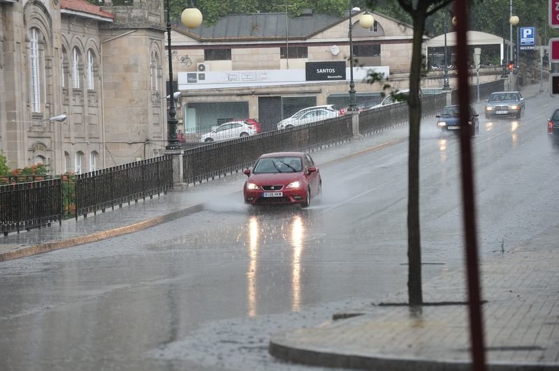 Las fuertes lluvias castigaron la ciudad a primera hora de este sábado (JOSÉ PAZ).