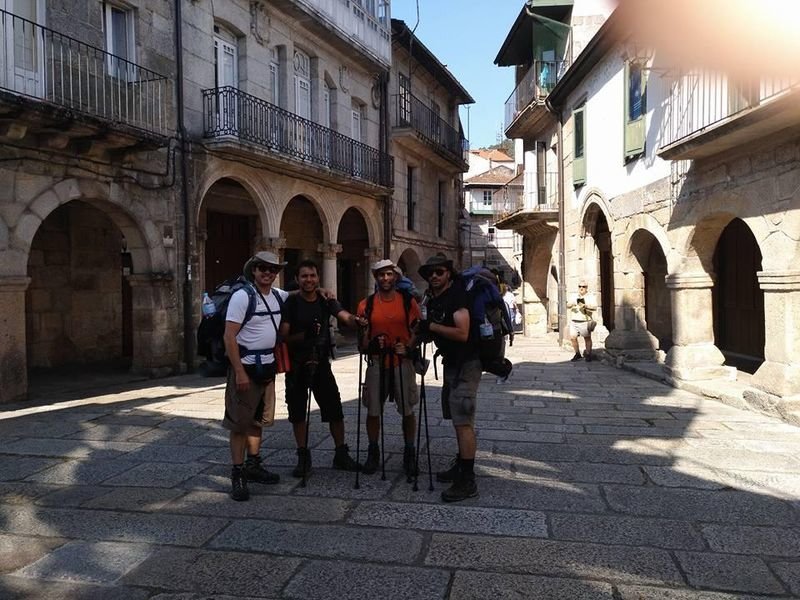 Peregrinos portugueses visitan el casco histórico de Ribadavia.