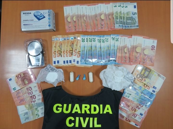 Dinero, báscula de precisión y la droga intervenida en el local, situado en la avenida de Ourense de Xinzo.