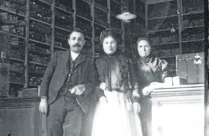 Circa 1904. Cristal, placa de la familia Mosquera, hoy depositada en la Biblioteca de la Diputación Provincial.