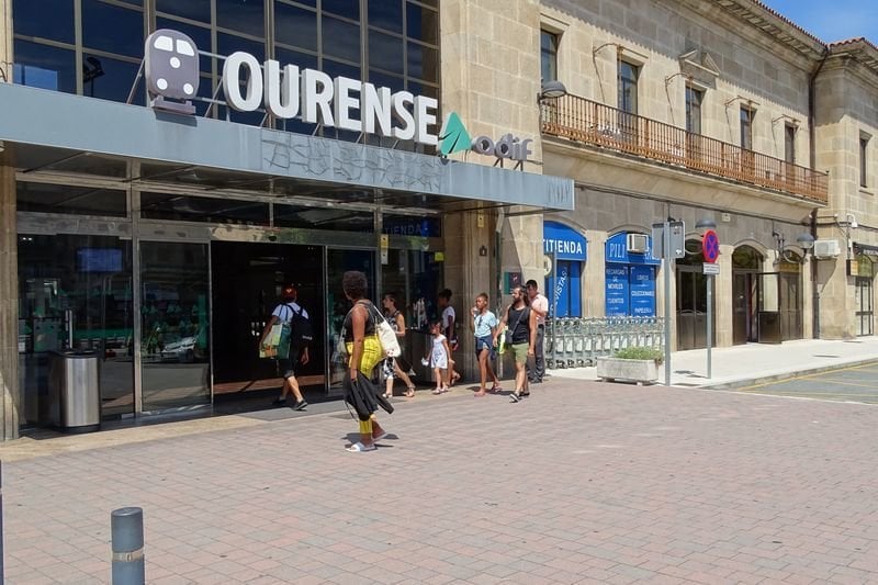 Un grupo de usuarios entra a la estación de tren de Ourense, ayer por la tarde.
