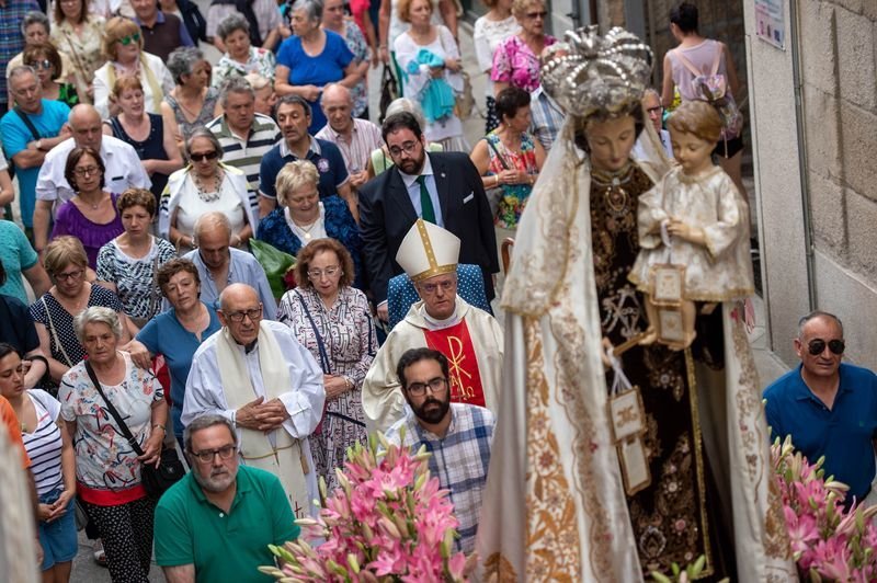 El obispo de Ourense, Leonardo Lemos, presidió la procesión del Carmen (ÓSCAR PINAL).