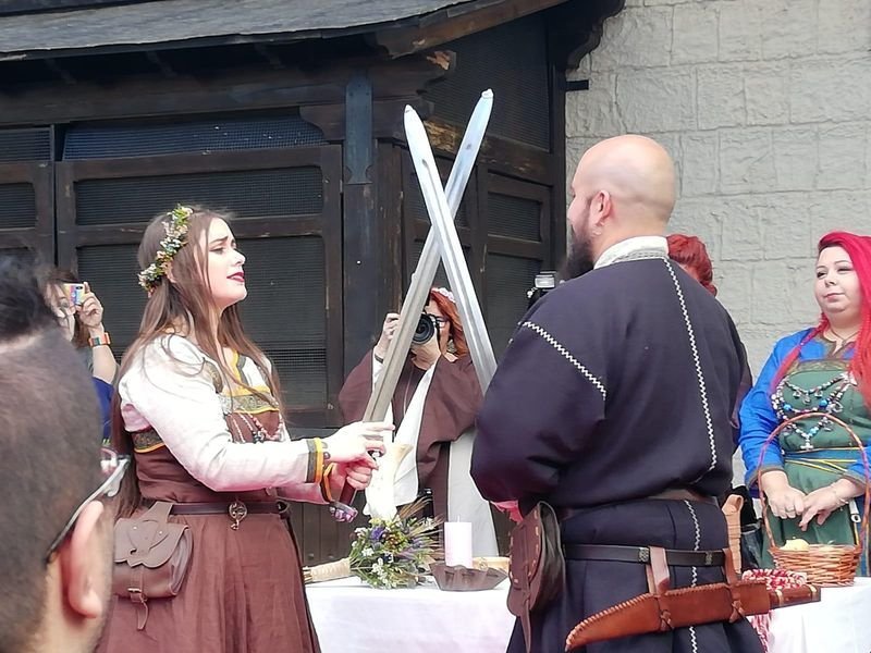 La ourensana Alexia y su futuro esposo entrecruzan las espadas al rito vikingo.