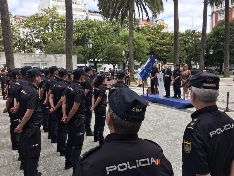 El delegado del Gobierno en Galicia, Javier Losada, recibió ayer a los 154 nuevos agentes, en A Coruña.