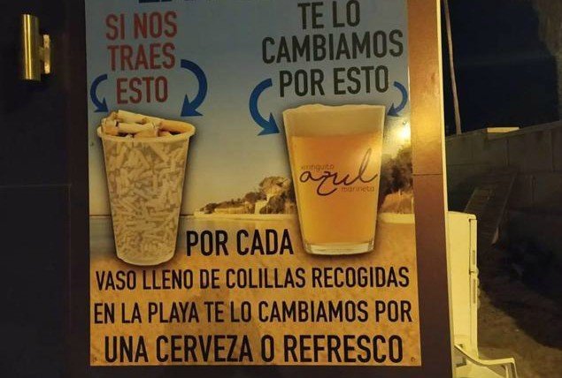 El cartel del chiringuito valenciano que cambia colillas por bebida.