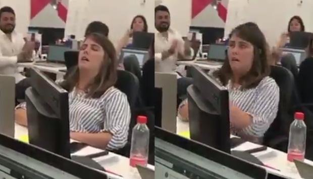 La mujer que se quedó dormida en la oficina.